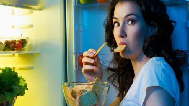 10 أطعمة تجنبي أكلها في الليل