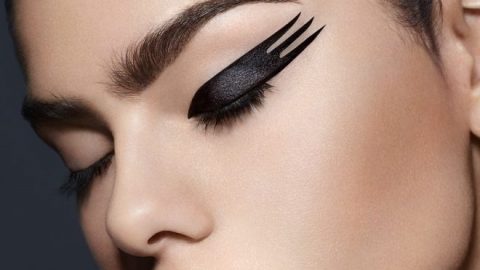 اكتشفي محدد العيون الجديد Scandaleyes Bold من علامة Rimmel London