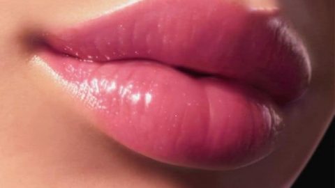 تخلصي من تغير لون الشفاه وجفافها مع هذه الخلطات الطبيعية