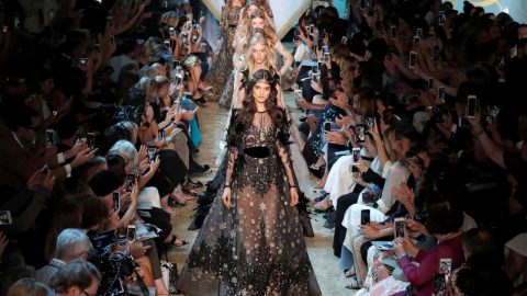 إطلالات ملكية من مجموعة إيلي صعب للهوت كوتور لخريف 2017