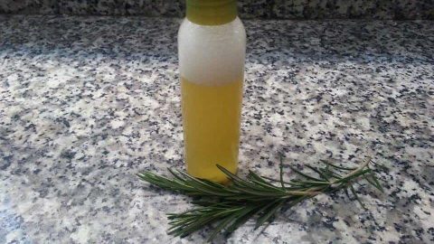 جهزي بنفسك شامبو طبيعي بالأعشاب والخل لتقوية الشعر