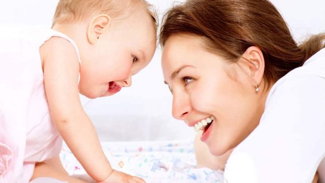 سلوكات طريفة تفعلها المرأة عندما تصبح أمًا