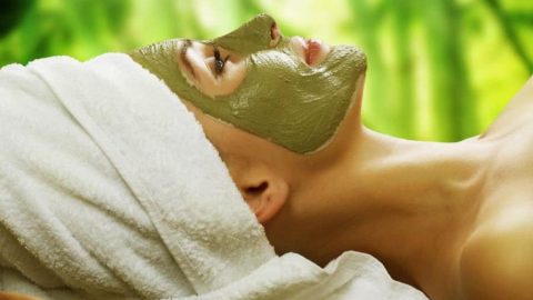 طحالب البحر لبشرة شابة خالية من الشوائب