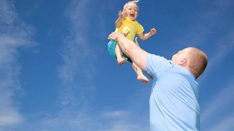 هز الرضيع جريمة بحق أبنائنا فابتعدي عنها