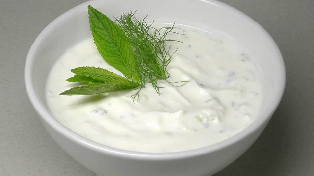 جربي وصفات الزبادي وانعمي بجمال مشرق