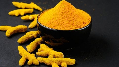 اكتشفي أفضل وصفات الكركم الطبيعية للبشرة