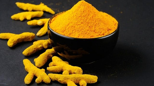 اكتشفي أفضل وصفات الكركم الطبيعية للبشرة