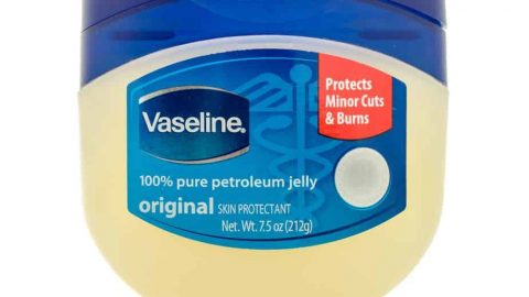 تخلصي من التجاعيد باستخدام كريم الفازلين والعسل