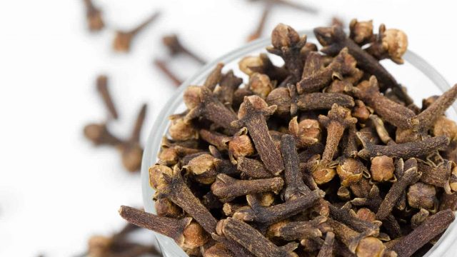 جربي وصفات القرنفل للشعر والبشرة