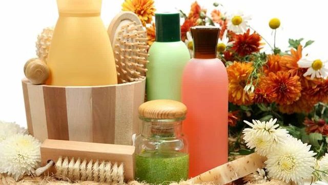 كيف تصنعين شامبو طبيعي في المنزل بحسب نوع شعرك؟