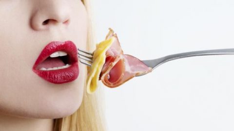 تجنبي هذه العادات السيئة بعد تناول الطعام