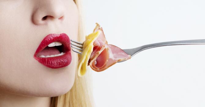 تجنبي هذه العادات السيئة بعد تناول الطعام