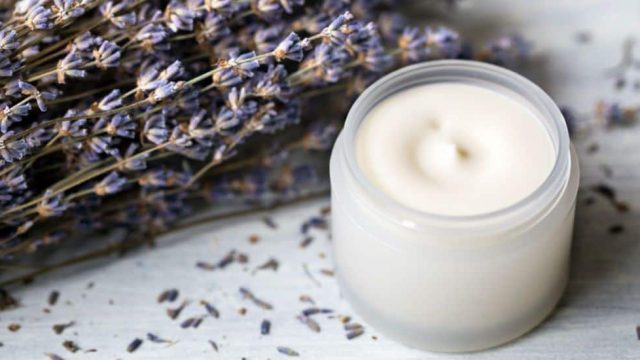 طريقة عمل كريمات منزلية للحفاظ على بشرتك