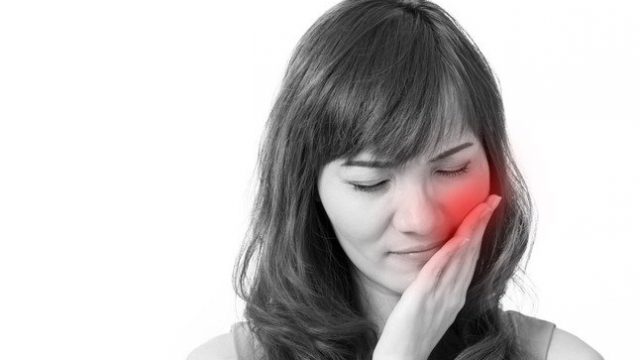 طرق منزلية لتخفيف آلام الأسنان