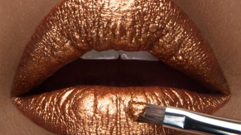 اكتشفي أفضل مستحضرات الشفاه المعدنية لهذا الموسم