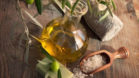 استخدمي زيت الزيتون لتتخلصي تماما من حب الشباب