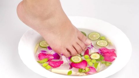 وصفات طبيعية مذهلة للتخلص من تشققات القدمين