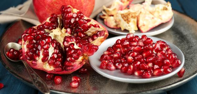 تعرفي على فوائد الرمان وقشوره