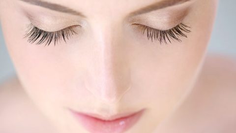 مرهم طبيعي لتطويل الرموش