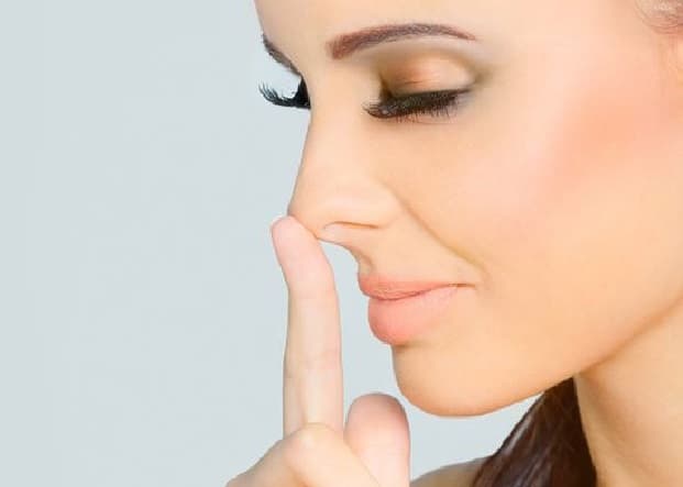 امنحي أنفك مظهرا أكثر نحافةً وجمالا عبر هذه الخطوات