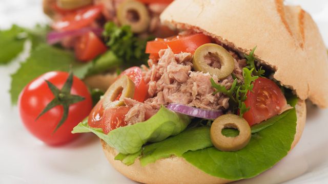 سندويشات تونة طيبة وشهية
