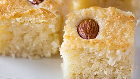 بسبوسة بجوز الهند والزبادي لفطور الصباح