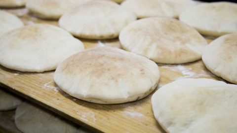 جهزي الخبز المنفوخ في المنزل