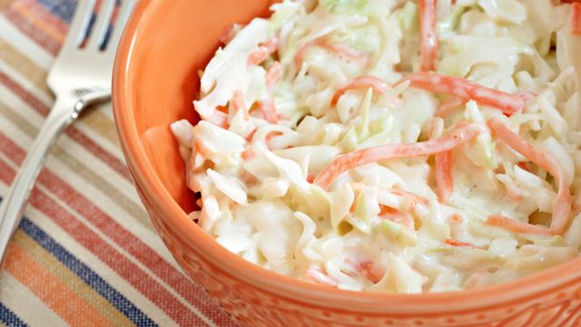 مكونات بسيطة لتجهيز سلطة الكولسلو