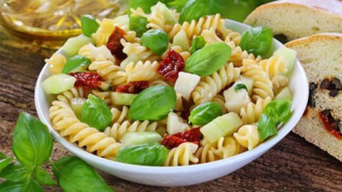 سلطة المعكرونة الباردة لفصل الصيف