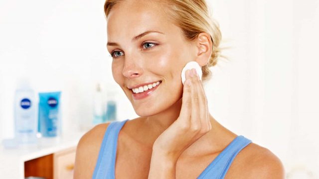 استخدمي هذه الزيوت الطبيعية لتنظيف وجهك