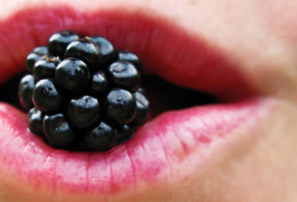 lips-eating-berries