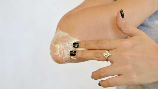 خلطات منزلية لتبييض الركبتين والمرفقين