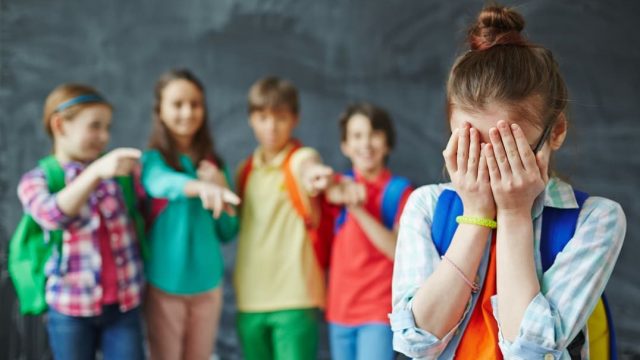 هكذا تساعدين طفلك للتعامل مع التنمر