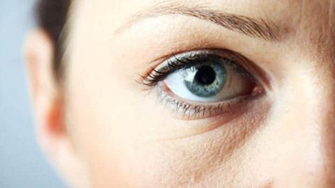 طرق سهلة للتخلص من الانتفاخ تحت العينين