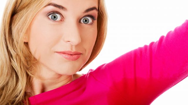 تخلصي من إحراج التعرق الشديد باتباع هذه النصائح