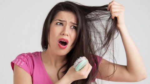 هل تُعانين من تساقط الشعر؟ جربي هذه الوصفات
