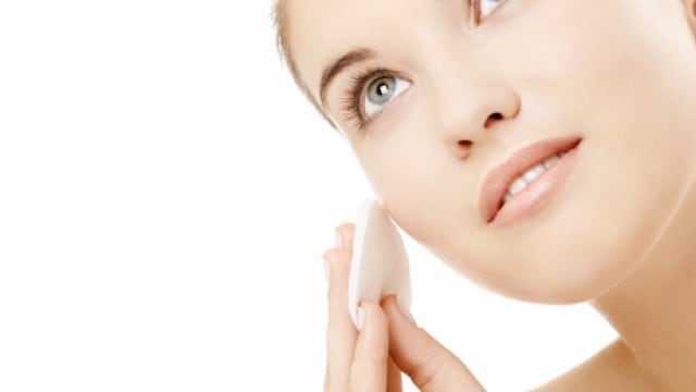 مخاطر النوم بالمكياج وطرق طبيعية لإزالته