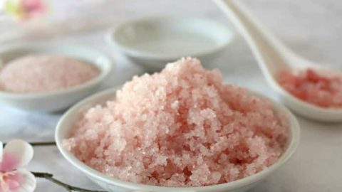 مقشّر جوز الهند والملح لعلاج مسمار القدم