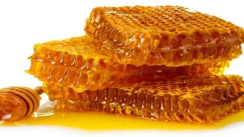 وصفات طبيعية لتحضير مرطب الشفاه بشمع العسل