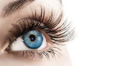 أهم الطرق الطبيعية لتكثيف الرموش