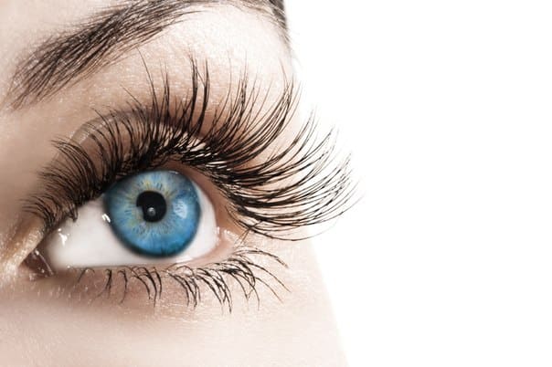 أهم الطرق الطبيعية لتكثيف الرموش