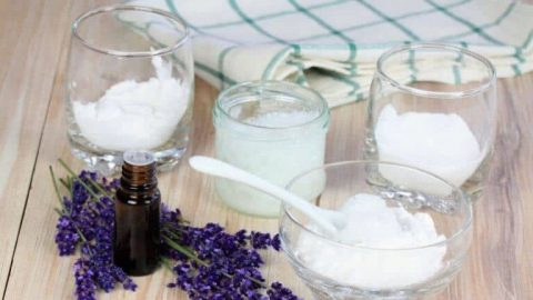 كيف تجهزين الشامبو الجاف للسيطرة على مشاكل الشعر الدهني؟