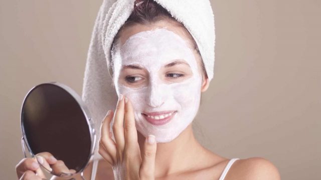 إليك هذه النصائح والحلول السريعة للتخفيف من جفاف البشرة