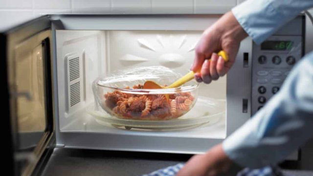 أطعمة لا يُنصح بتسخينها في الميكروويف