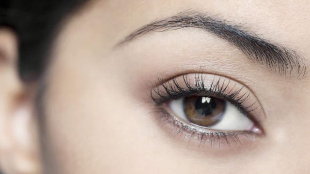 تعرفي على الأسباب المؤدية إلى تساقط الرموش