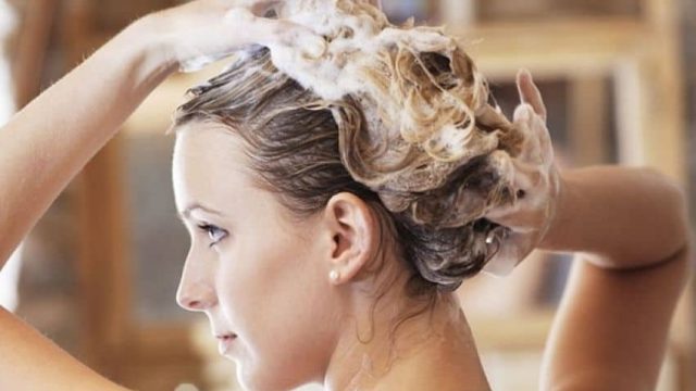 3 بدائل طبيعية للشامبو تمنحك شعرا صحيا وقويا.. اكتشفيها معنا