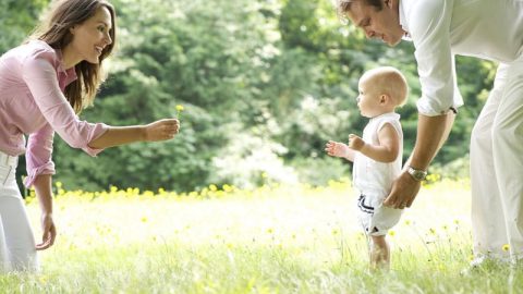 كيف تساعدين طفلك على المشي باكرا وبكل يسر؟