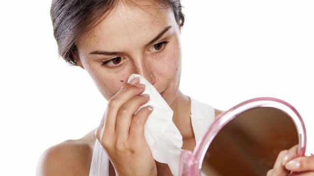 احذري استخدام المناديل المبللة على بشرة وجهك لهذه الأسباب