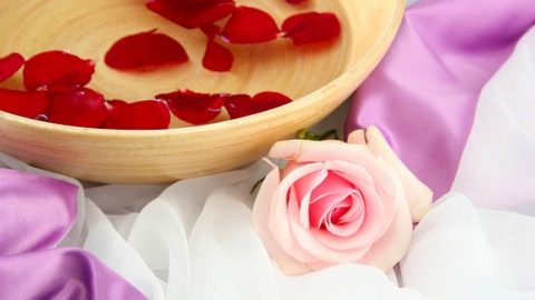 4 وصفات من ماء الورد لتجميل وجهك