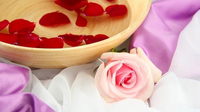 4 وصفات من ماء الورد لتجميل وجهك